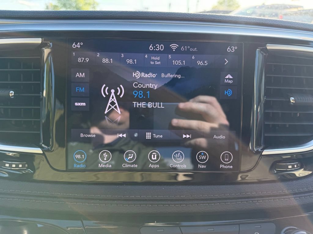 Used 2018 Chrysler Pacifica Limited w/ Tire & Wheel Group FWD image 12