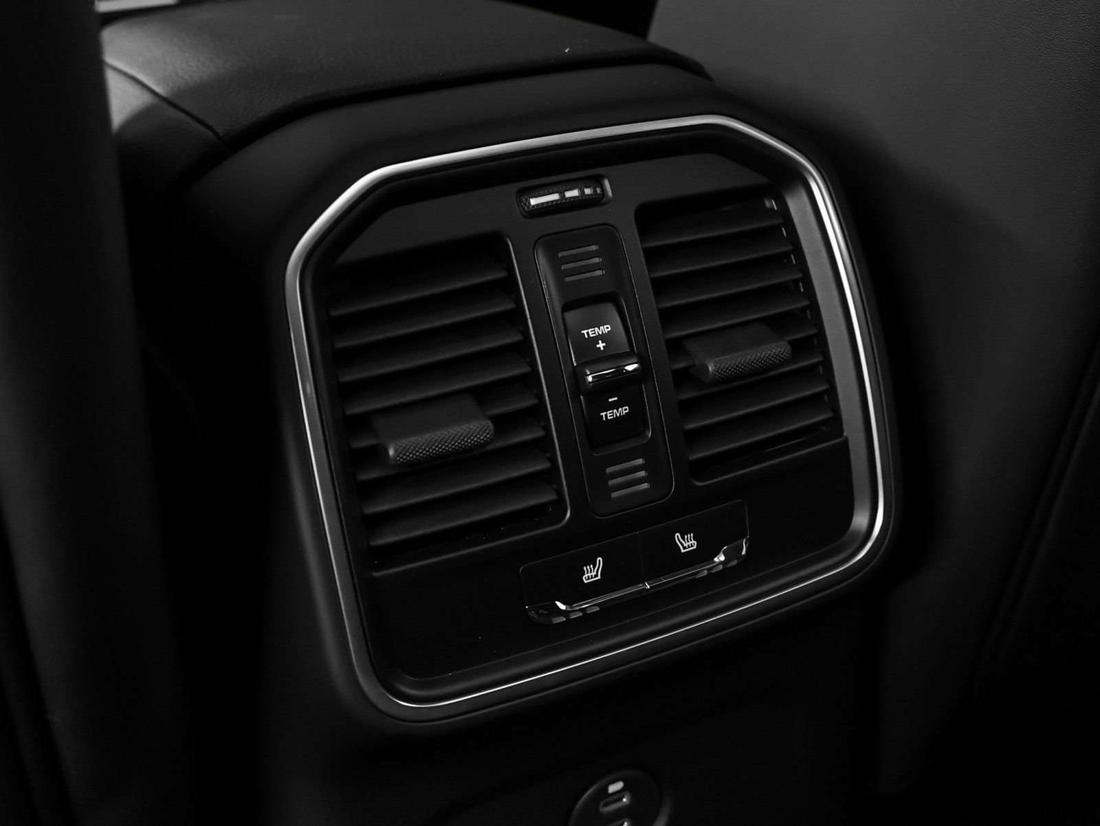 Certified 2025 Porsche Macan AWD/4WD image 34
