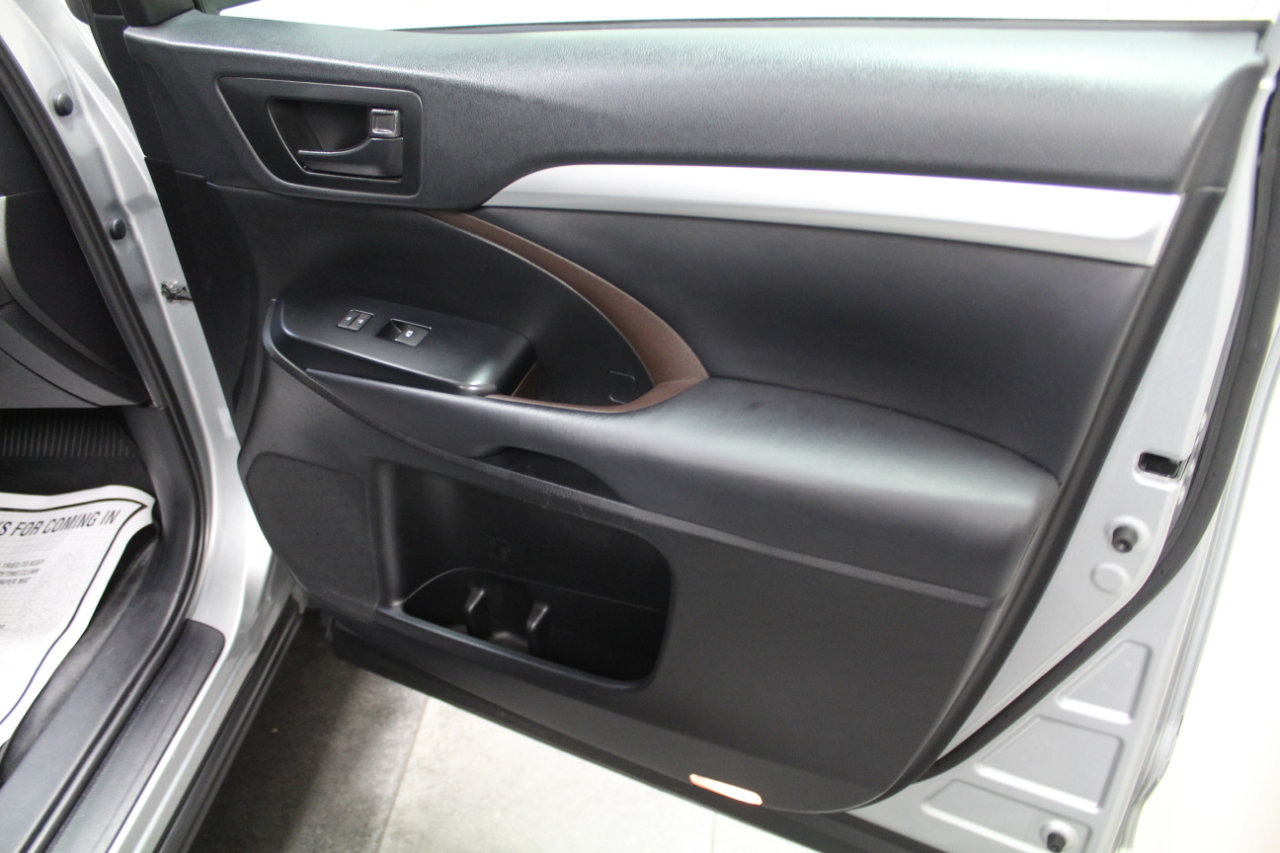 Used 2019 Toyota Highlander LE image 25
