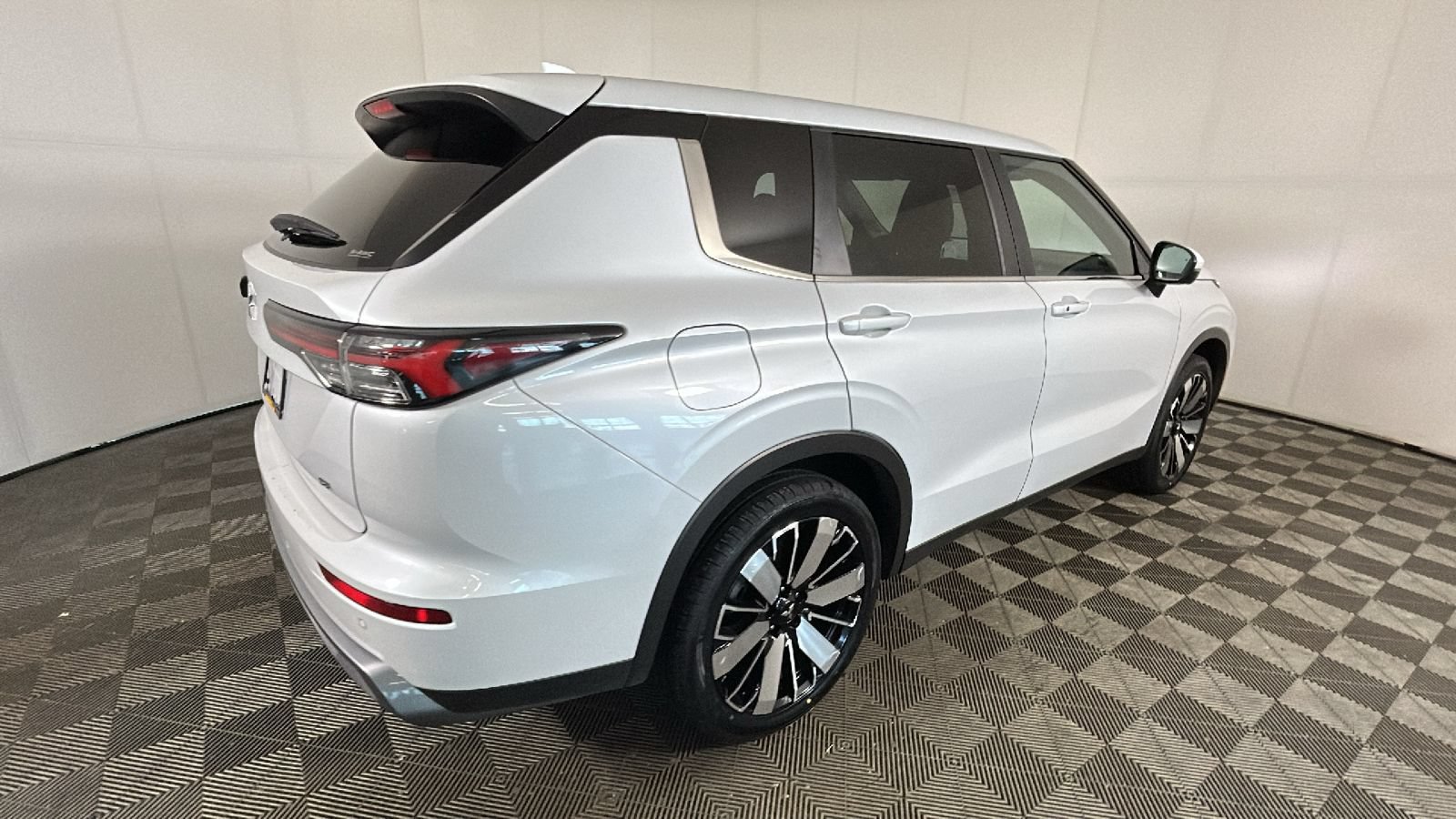 Used 2025 Mitsubishi Outlander SE AWD/4WD image 2