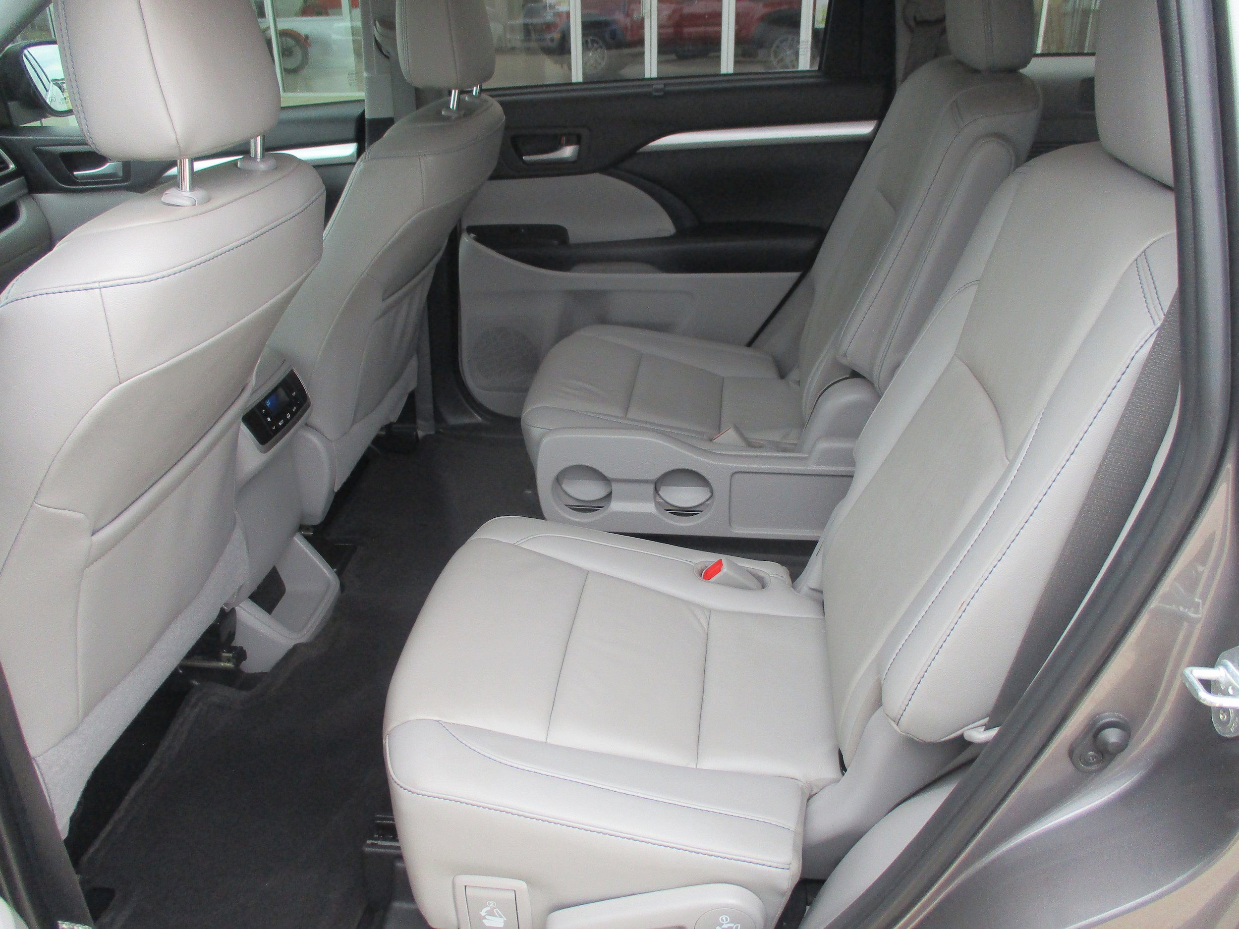 Used 2019 Toyota Highlander XLE FWD image 5