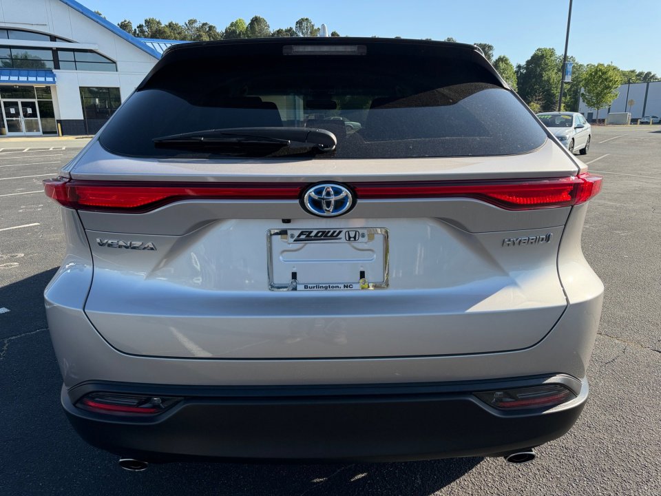 Used 2022 Toyota Venza LE image 18