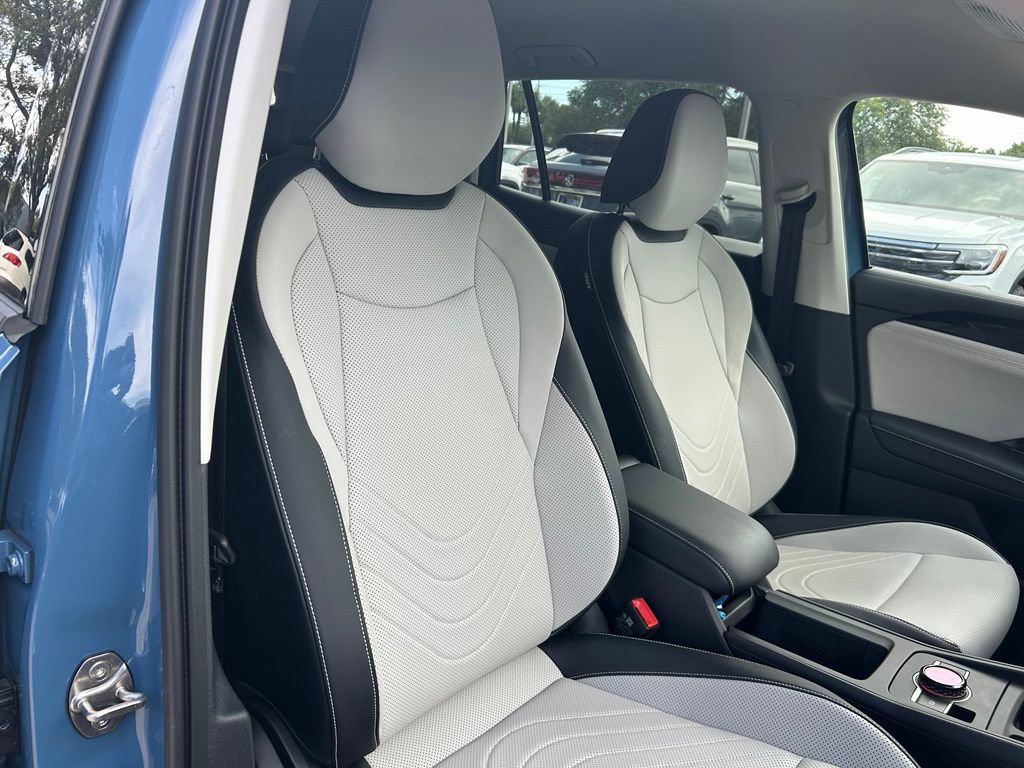 Used 2025 Volkswagen Tiguan SE FWD image 33