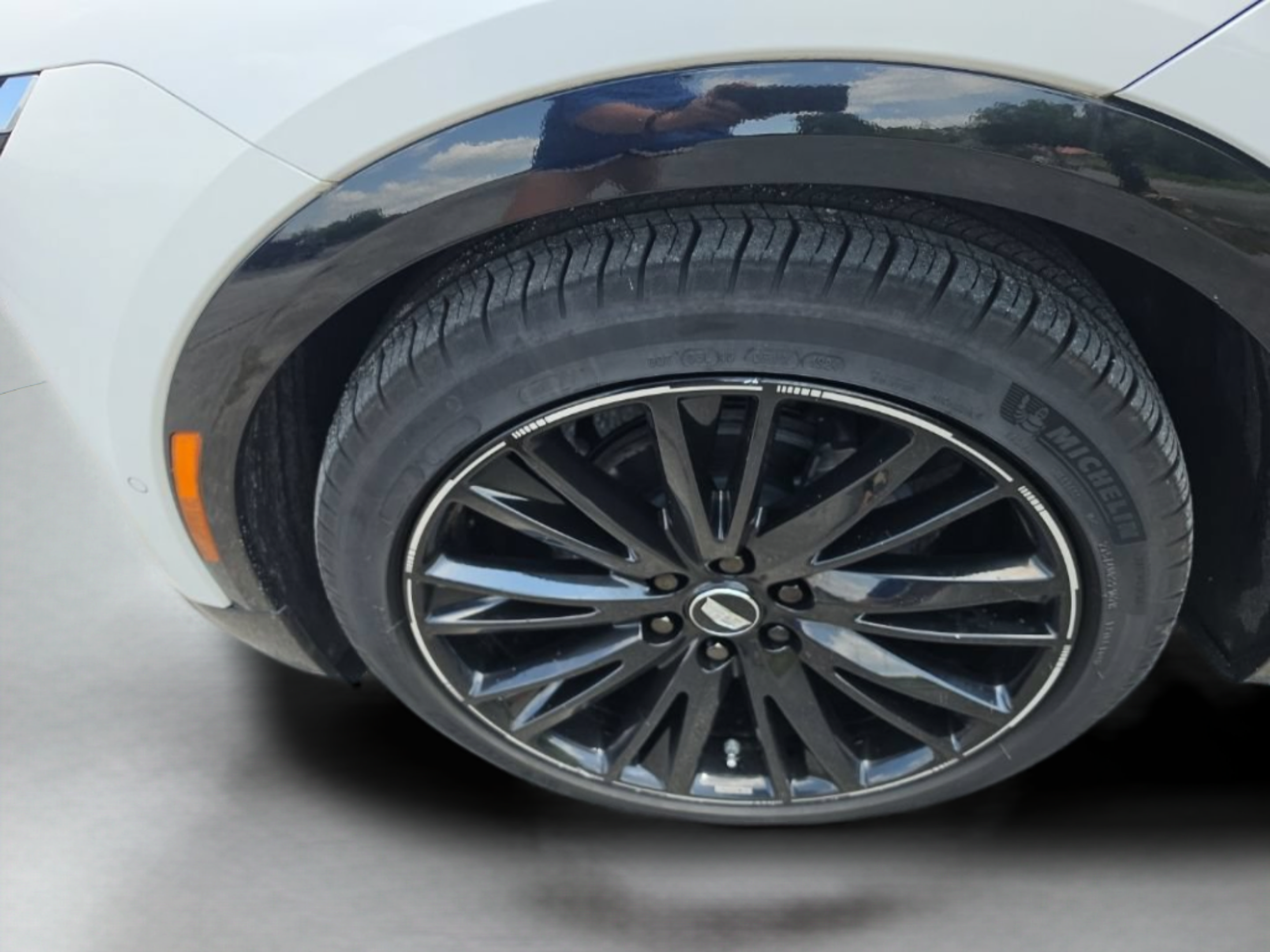 Used 2025 Cadillac Lyriq Luxury w/ LPO, Floor Liner Package AWD/4WD image 31