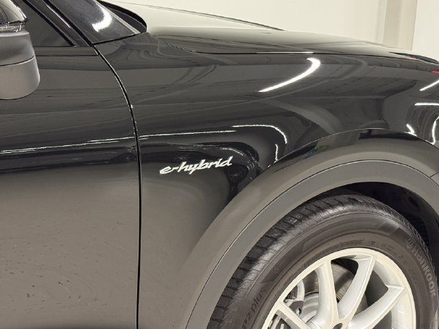 Certified 2025 Porsche Cayenne E-Hybrid w/ Premium Package Plus AWD/4WD image 13