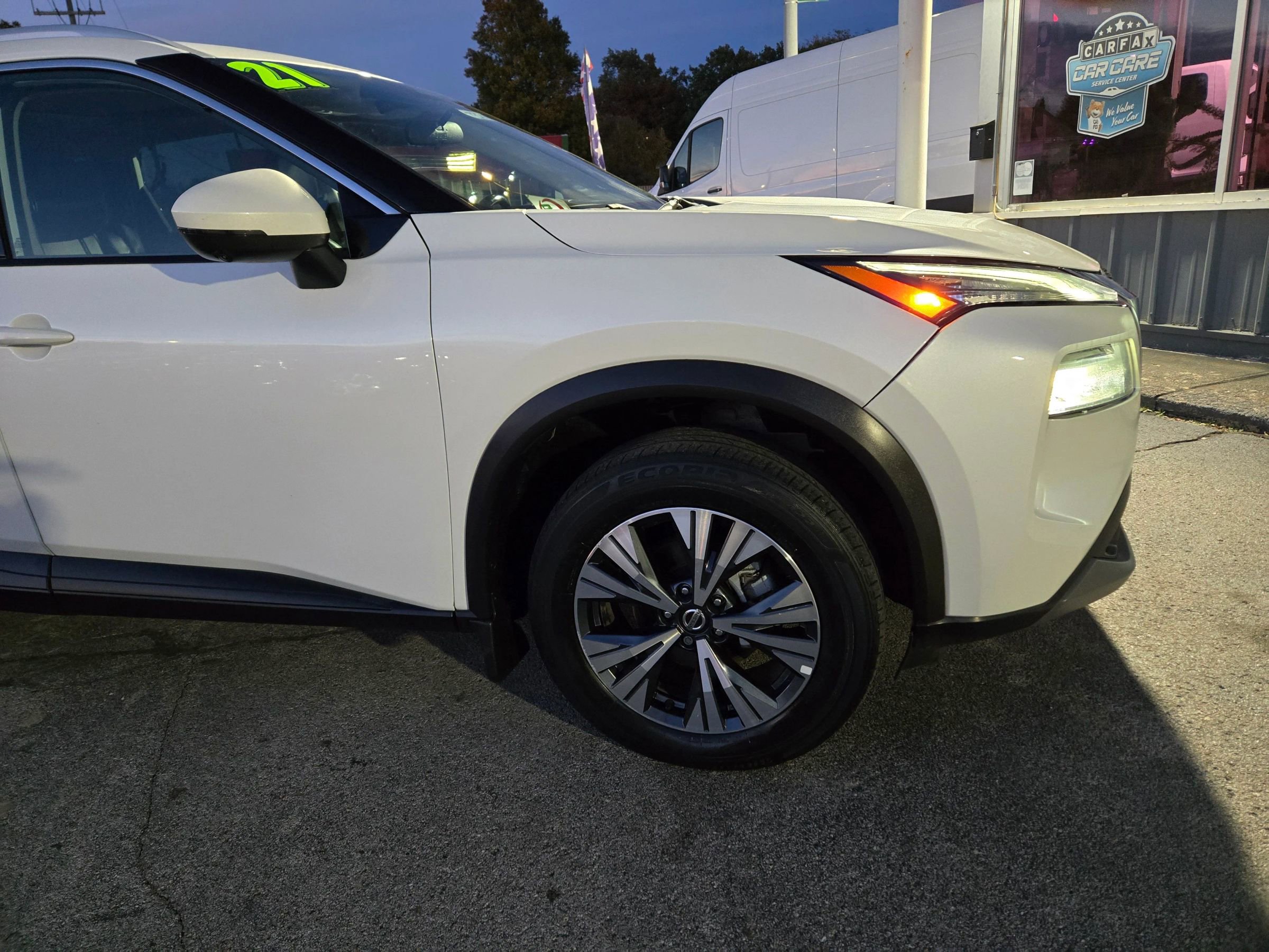 Used 2021 Nissan Rogue SV w/ Premium Package image 11