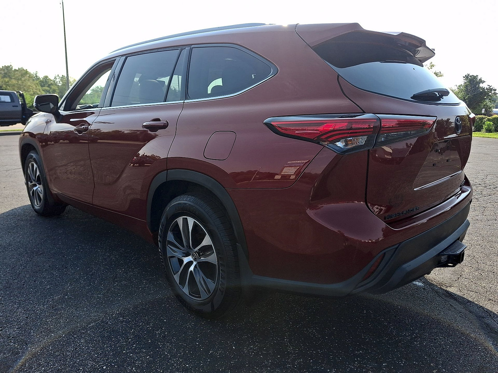 Used 2022 Toyota Highlander XLE AWD/4WD image 22