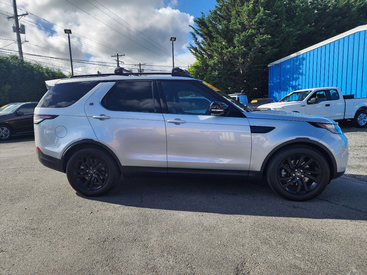 Used 2017 Land Rover Discovery SE image 4