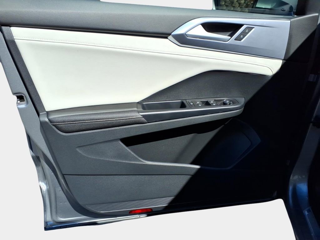 Certified 2025 Volkswagen Taos SE image 20