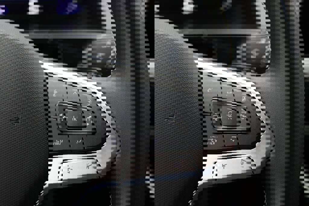 Used 2025 Volkswagen Atlas Cross Sport SE image 21