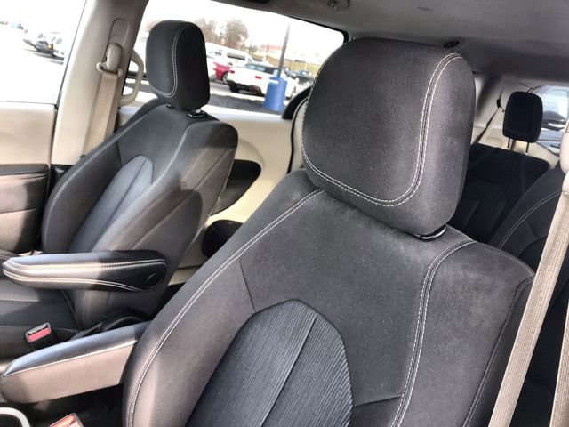 Used 2023 Chrysler Voyager LX image 11