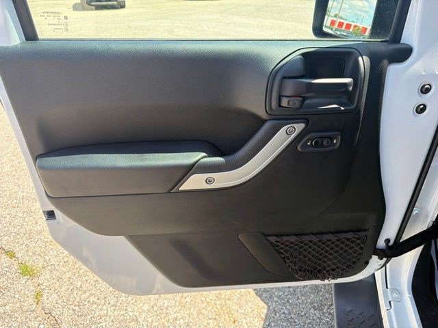 Used 2017 Jeep Wrangler Unlimited Sahara w/ Connectivity Group AWD/4WD image 11