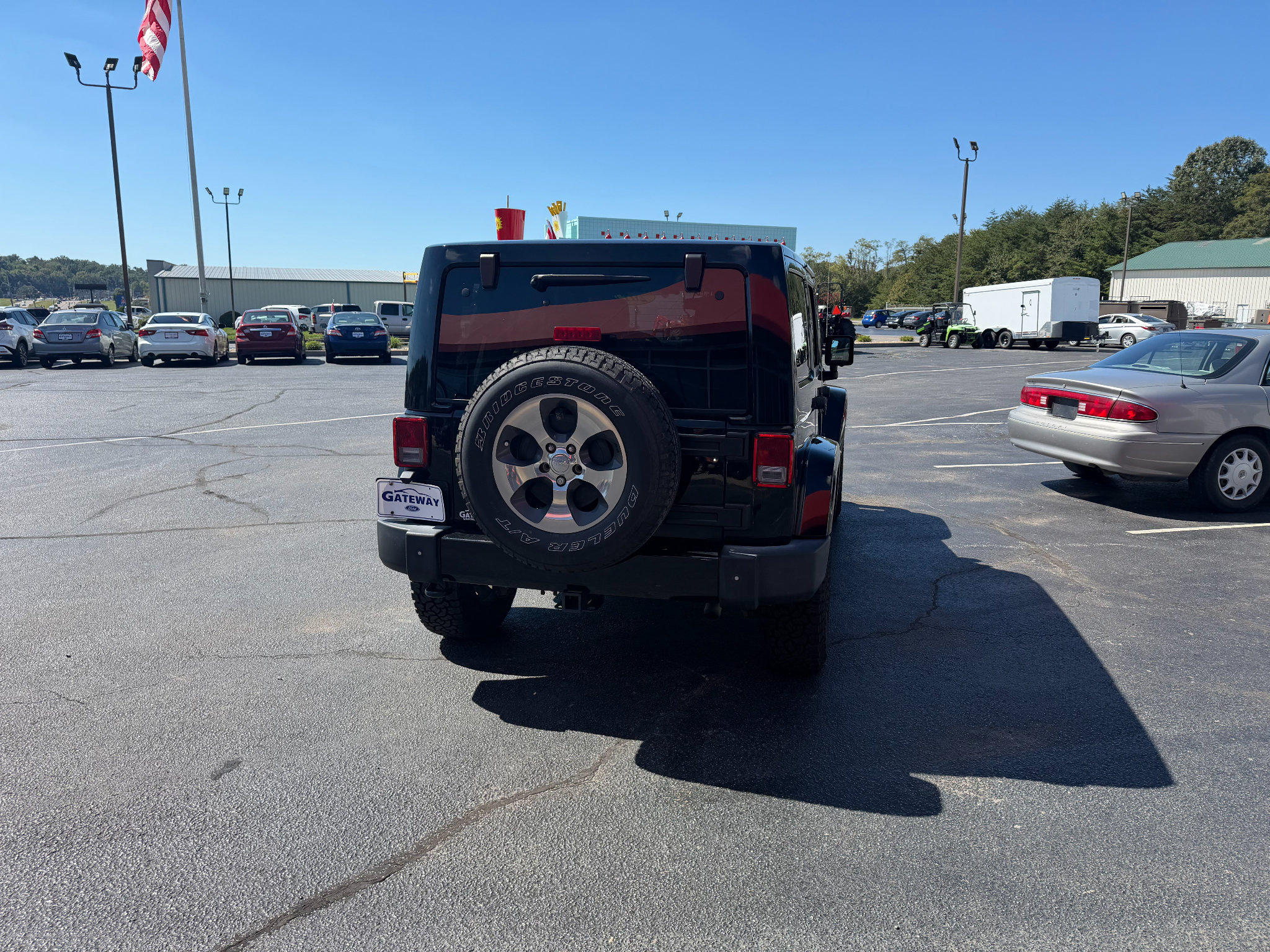 Used 2017 Jeep Wrangler Unlimited Sahara w/ Connectivity Group AWD/4WD image 4