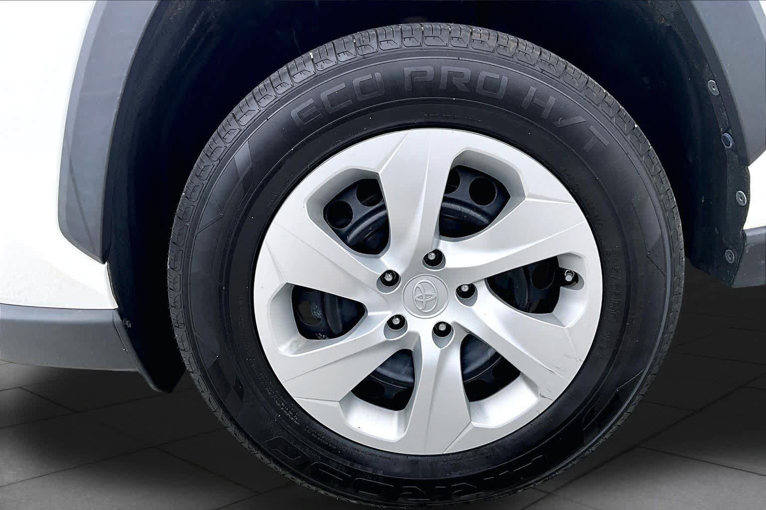 Used 2021 Toyota RAV4 LE AWD/4WD image 11