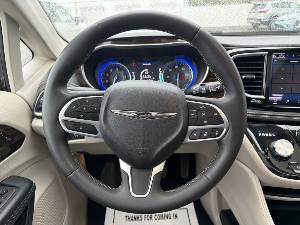 Used 2023 Chrysler Pacifica Limited FWD image 27