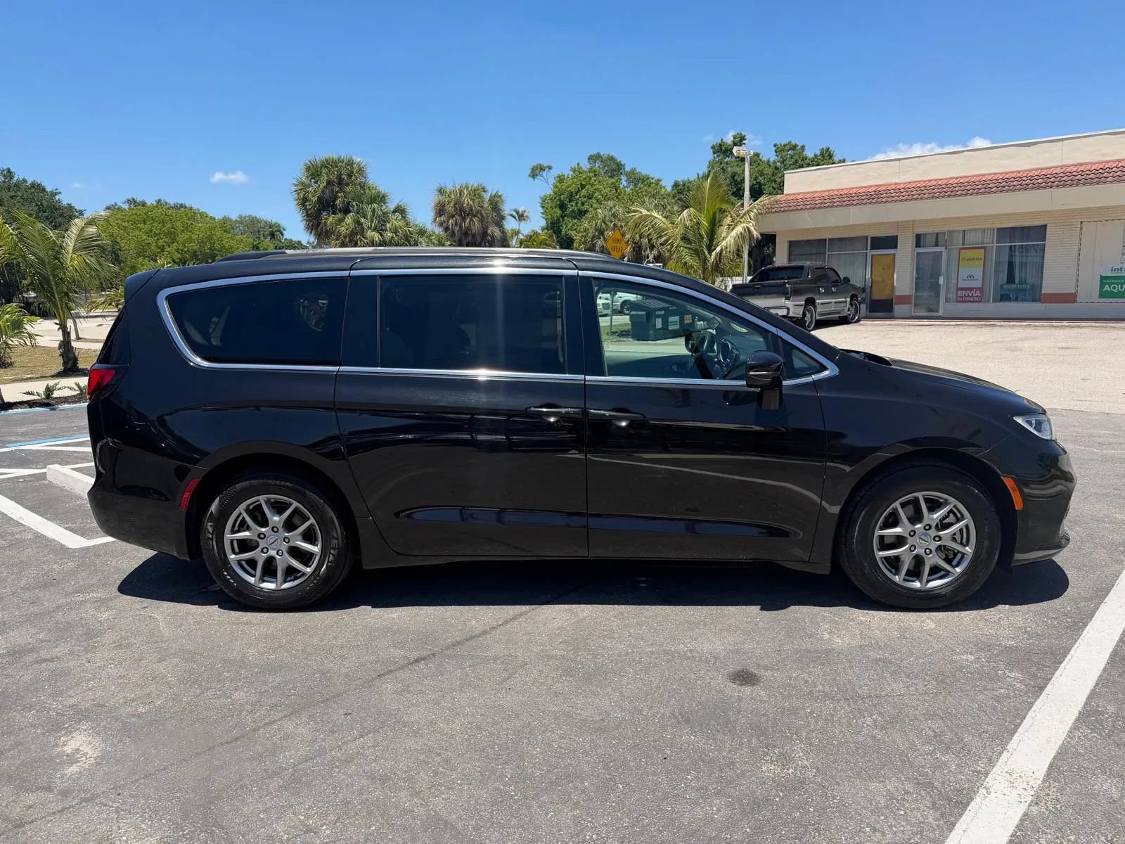 Used 2021 Chrysler Pacifica Touring FWD image 4