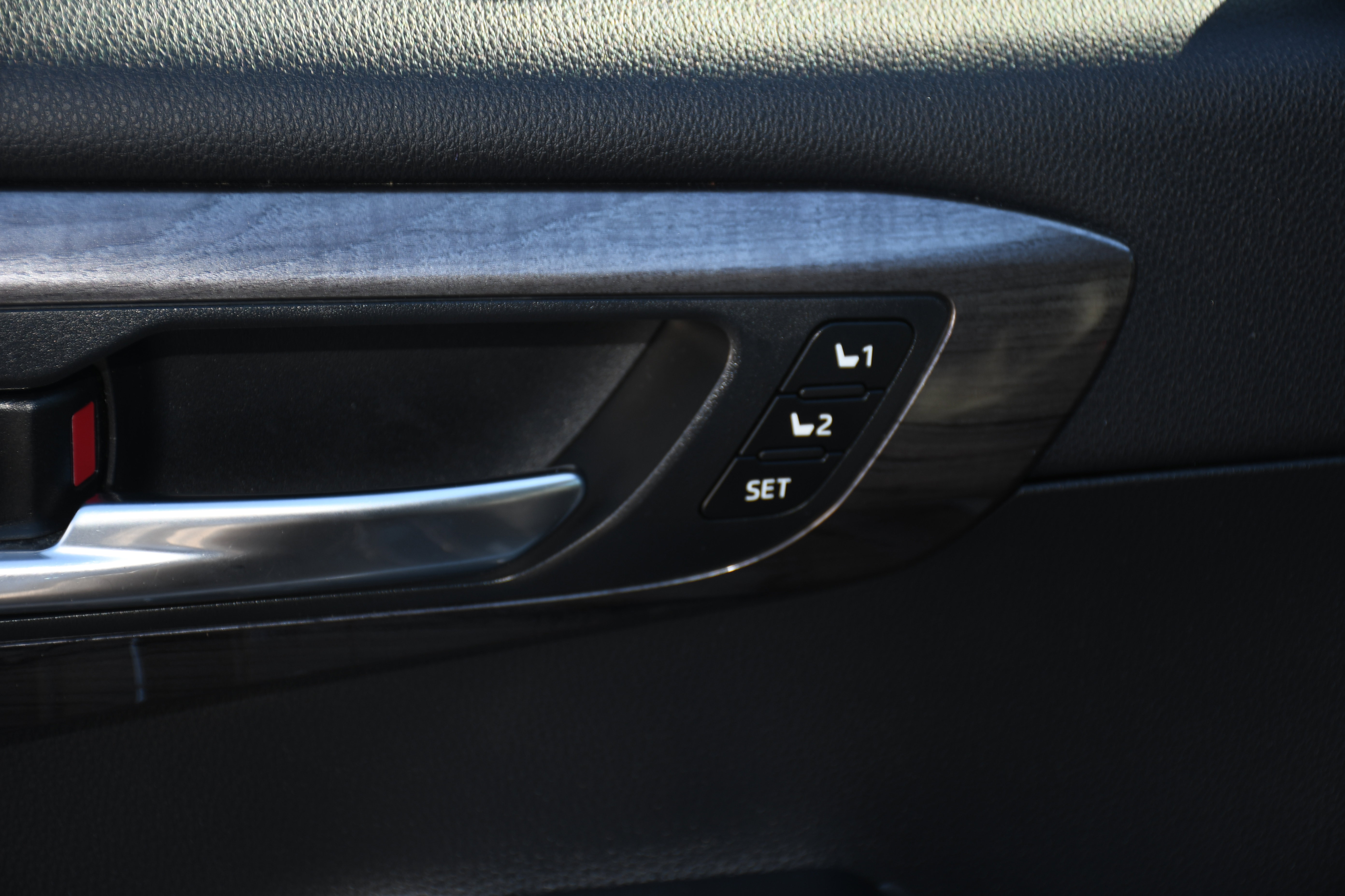 Used 2020 Toyota Highlander Limited image 12