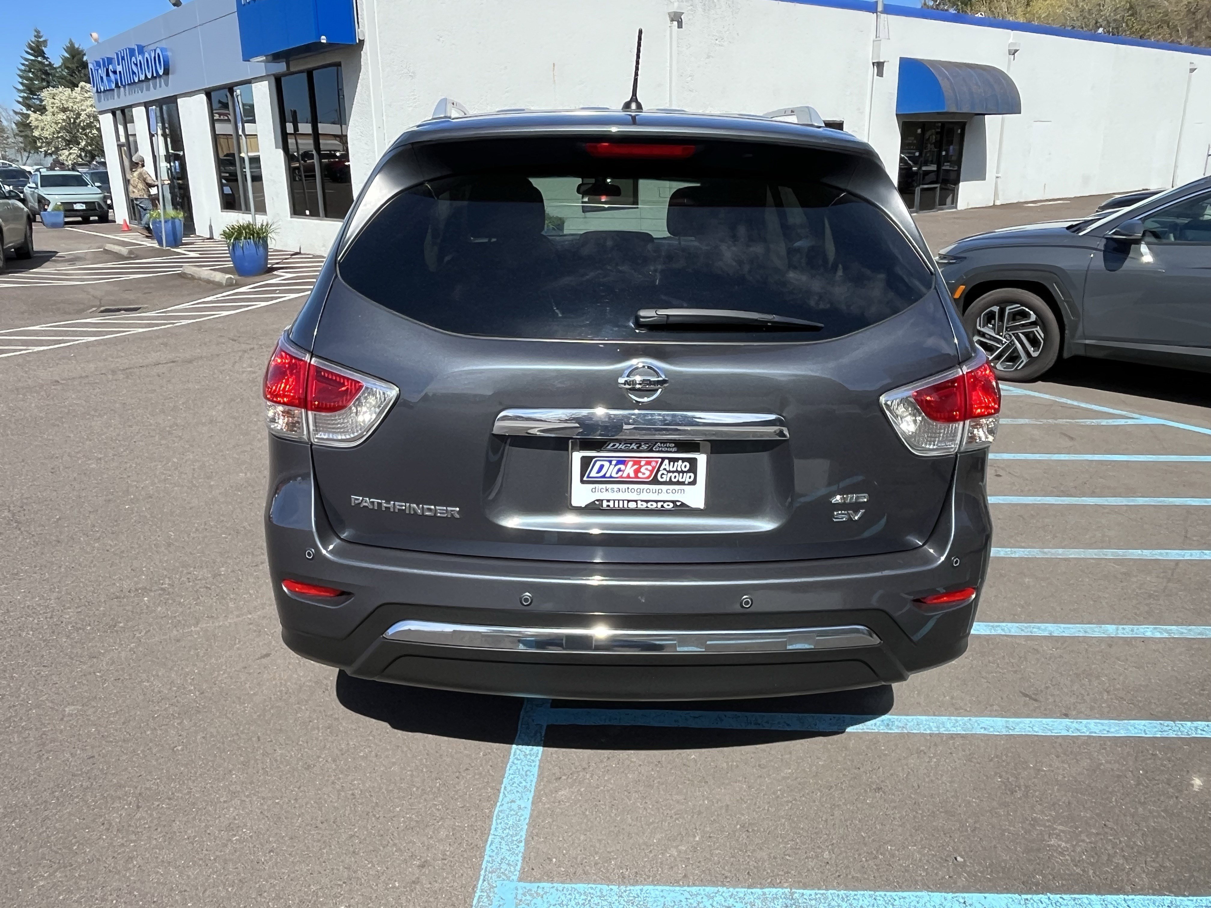 Used 2014 Nissan Pathfinder SV image 4