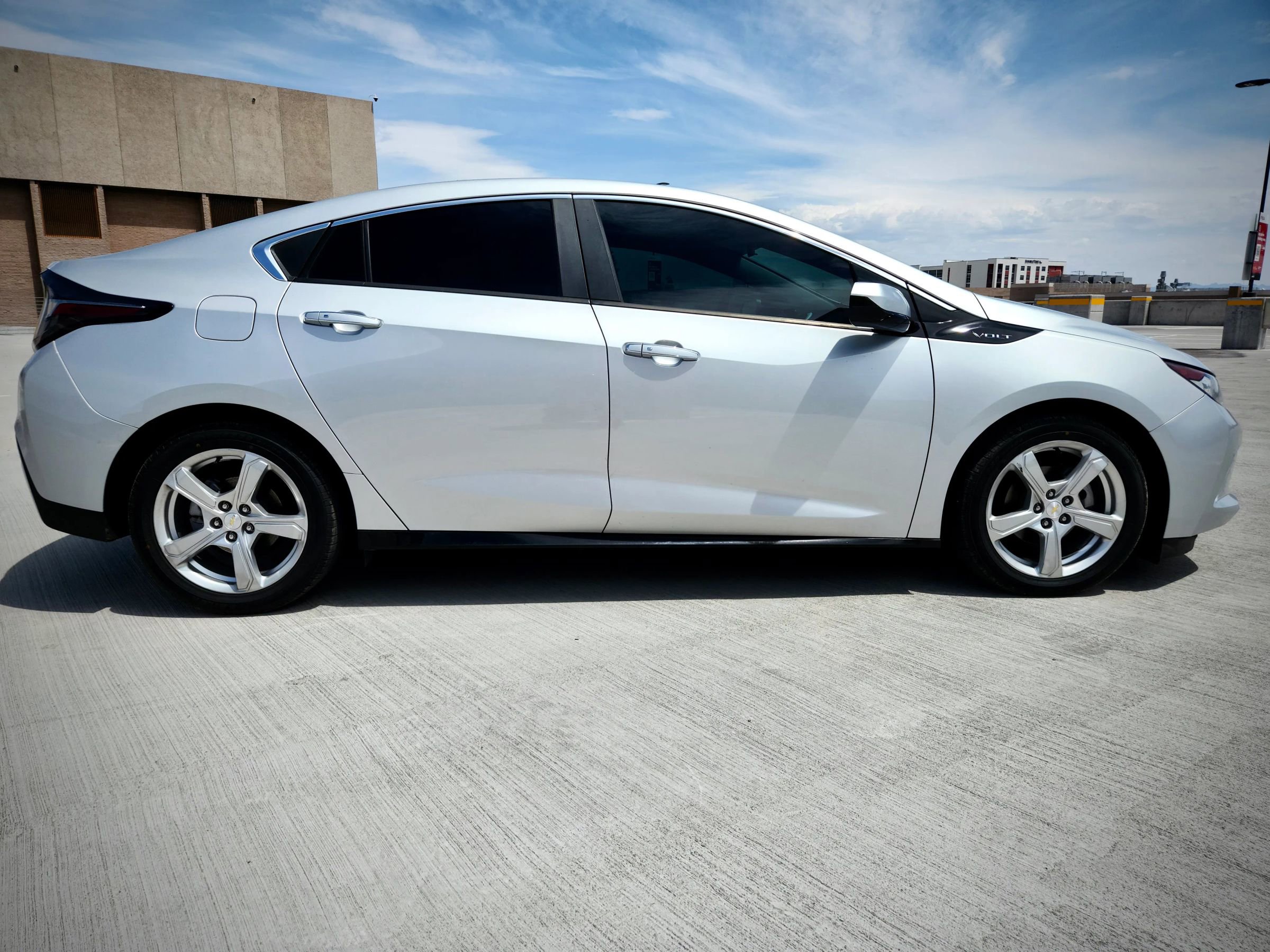 Used 2017 Chevrolet Volt LT FWD image 1