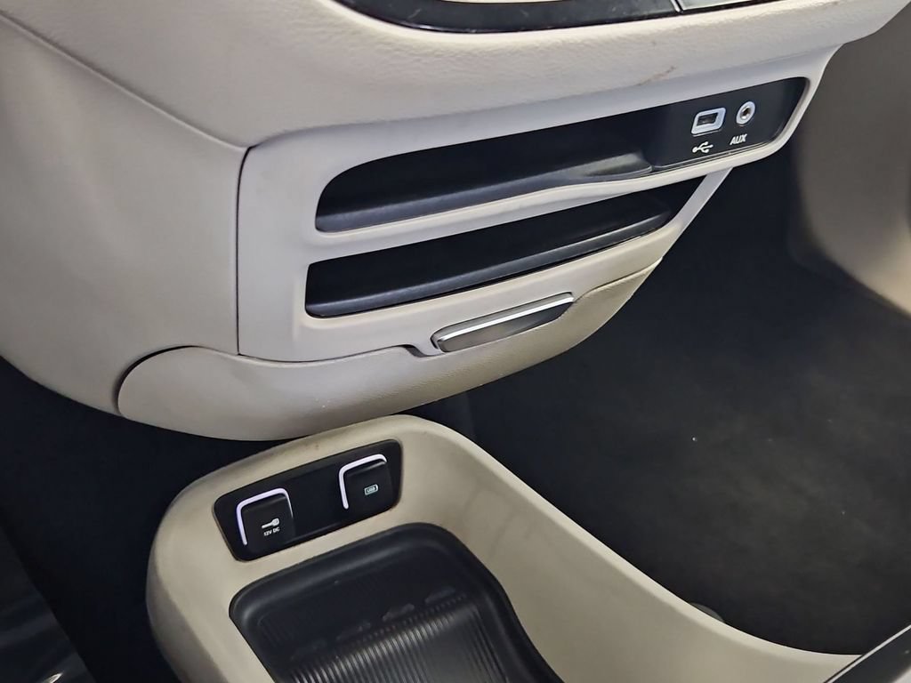 Used 2017 Chrysler Pacifica Touring-L FWD image 35