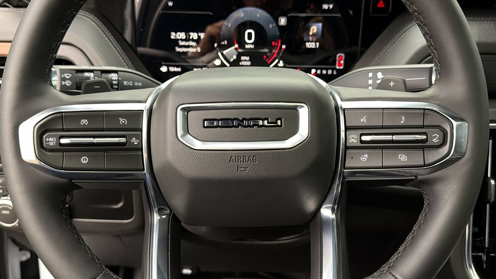 Used 2026 GMC Yukon Denali w/ Sun & Power Step Package AWD/4WD image 27
