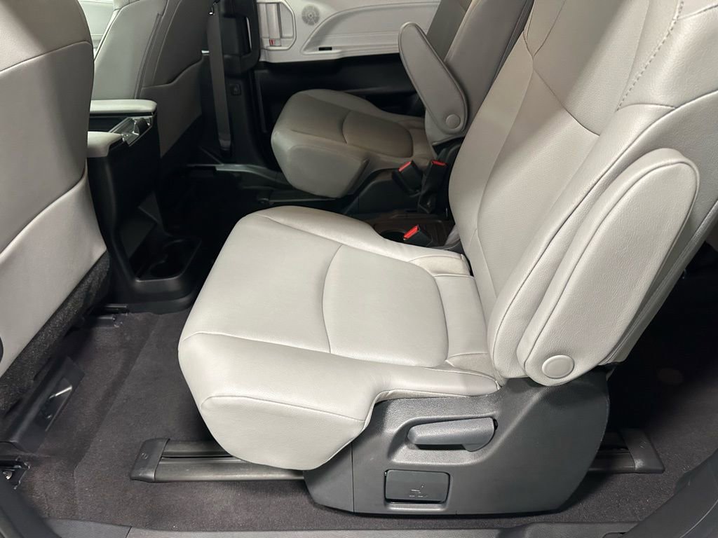 Used 2025 Toyota Sienna XLE image 48