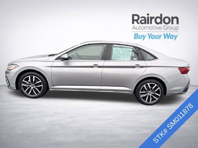 Used 2025 Volkswagen Jetta SE FWD image 4