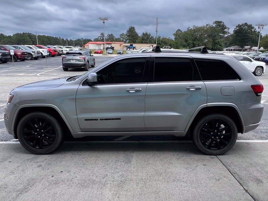 Used 2018 Jeep Grand Cherokee Altitude AWD/4WD image 18