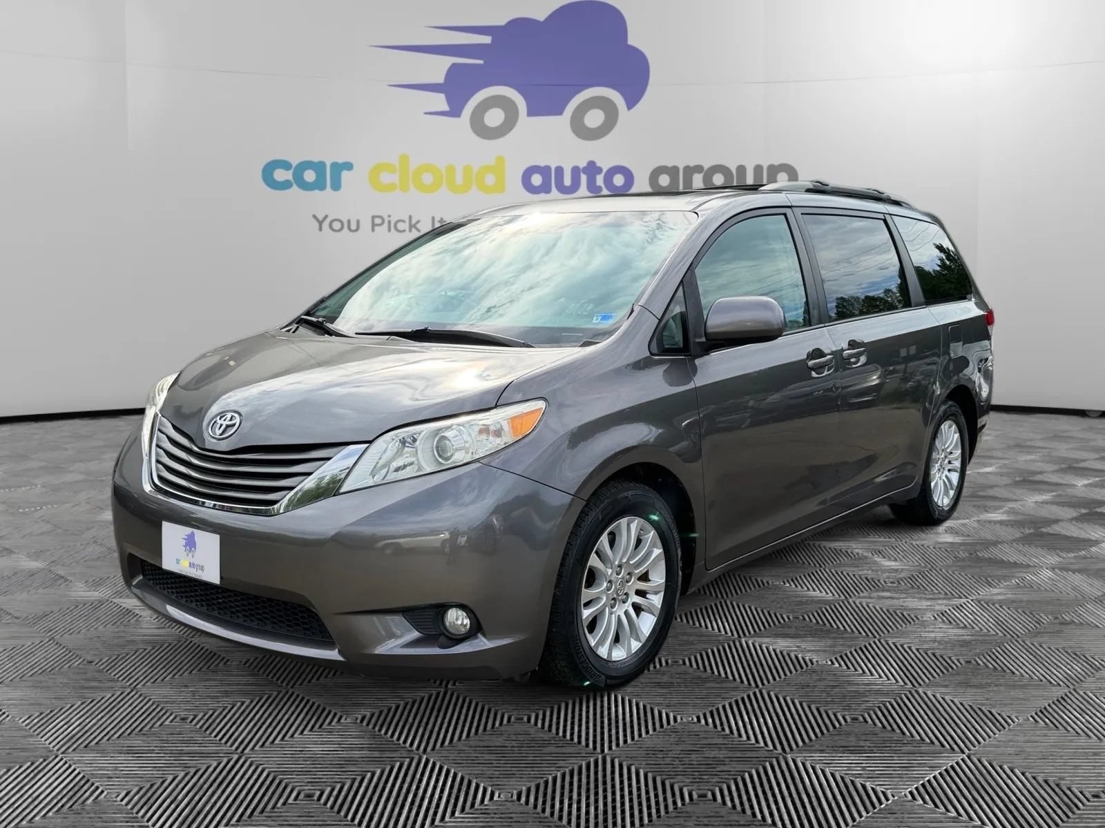 Used 2012 Toyota Sienna XLE w/ Entertainment Pkg FWD image 1