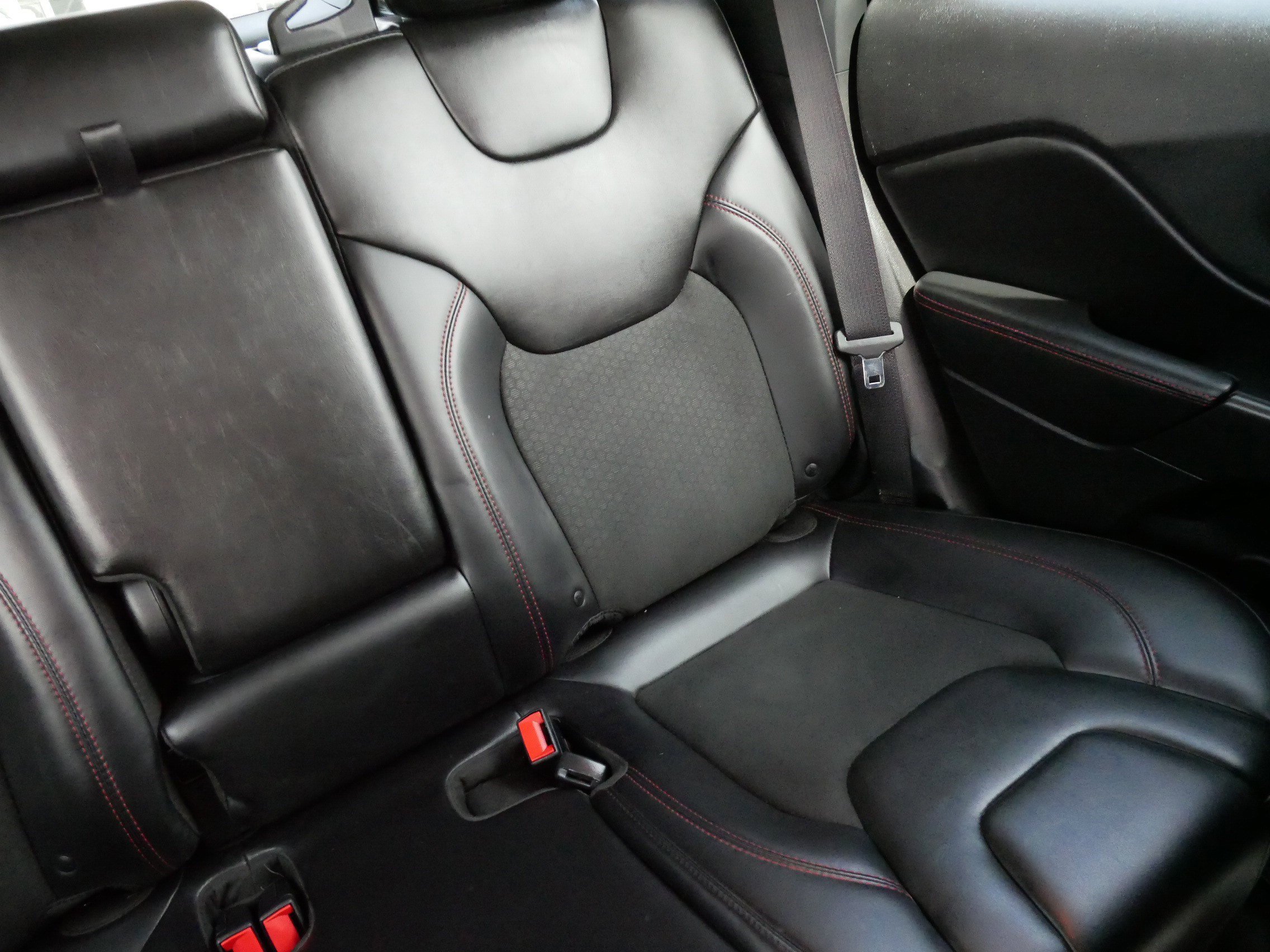 Used 2019 Jeep Cherokee Trailhawk w/ Cold Weather Group image 17