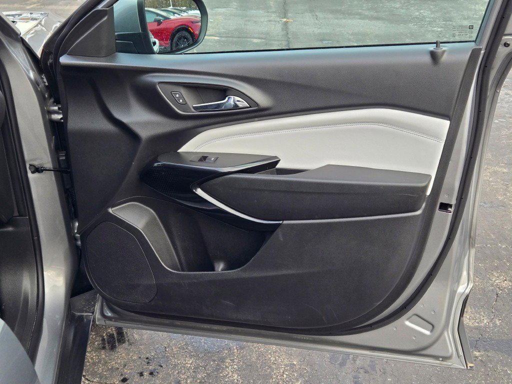 Certified 2025 Chevrolet Trax LT w/ LT Convenience Package image 5