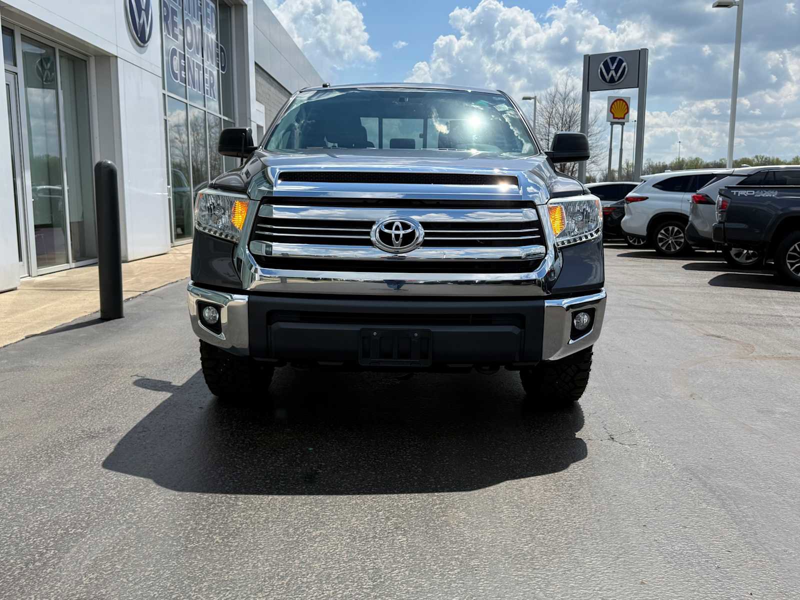 Used 2016 Toyota Tundra SR5 w/ SR5 Upgrade Package AWD/4WD image 2