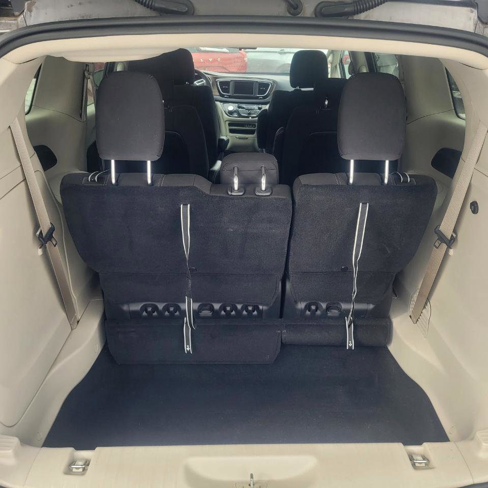 Used 2022 Chrysler Voyager LX image 32