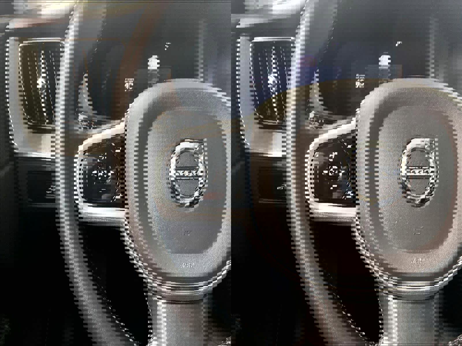 Used 2025 Volvo XC60 B5 Plus image 23