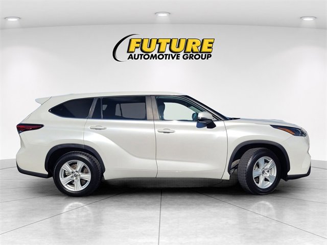 Used 2023 Toyota Highlander LE image 3