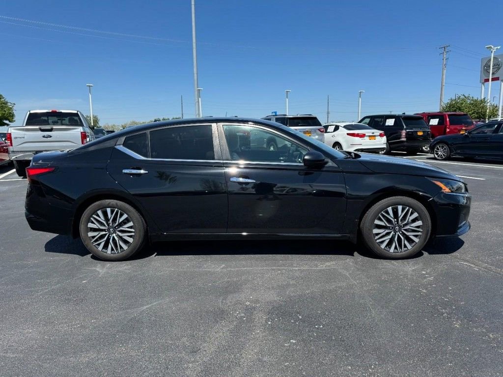Used 2024 Nissan Altima 2.5 SV FWD image 2