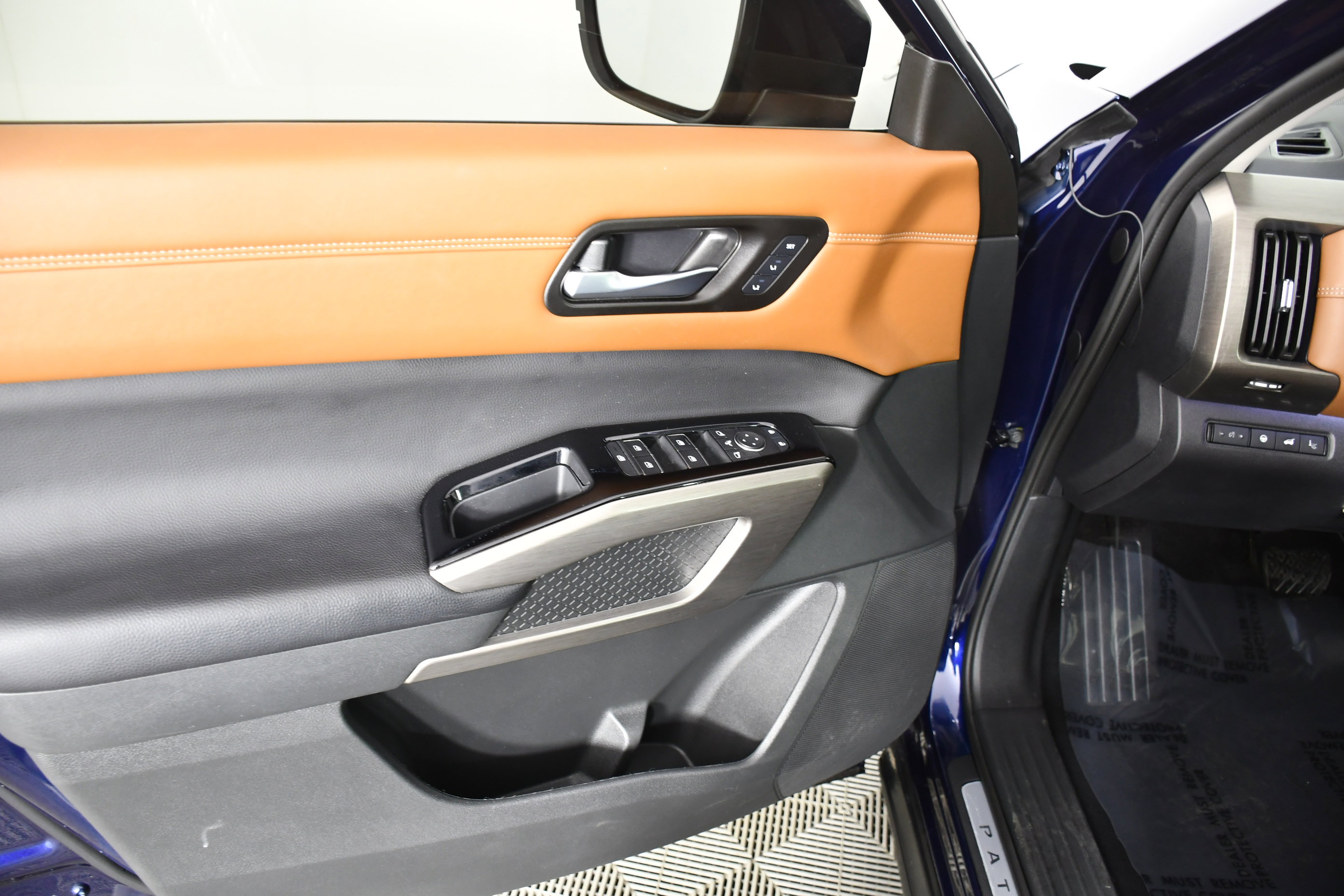 Used 2023 Nissan Pathfinder Platinum image 39