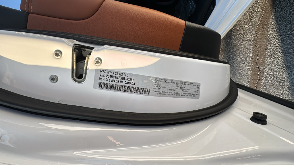 Used 2024 Chrysler Pacifica Pinnacle FWD image 37