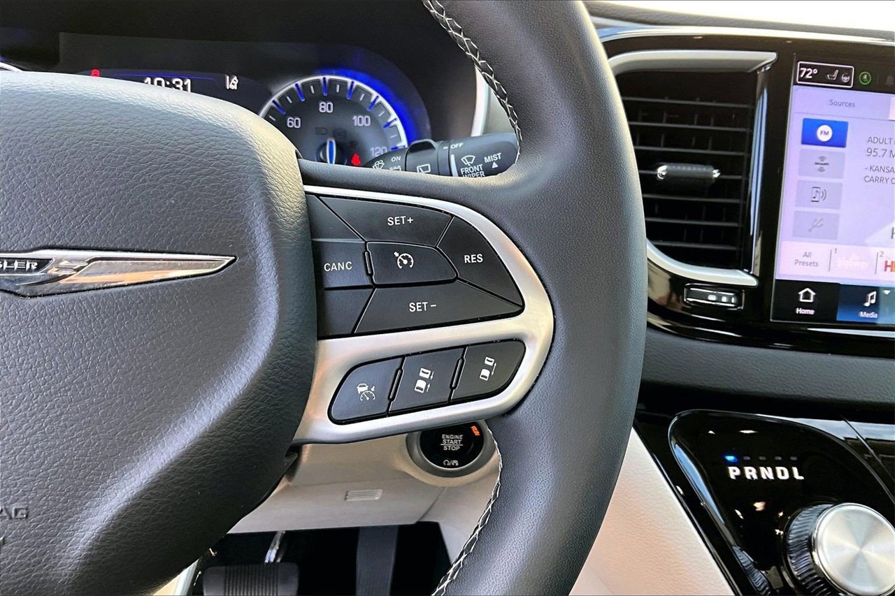 Certified 2024 Chrysler Pacifica Touring-L image 30