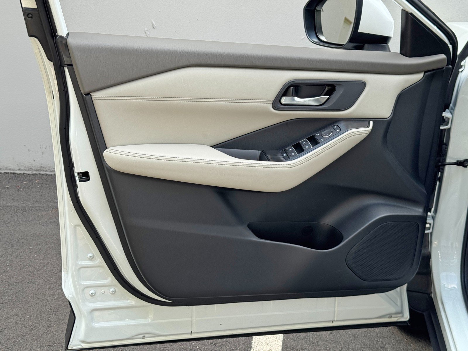 Used 2025 Nissan Rogue SL FWD image 38