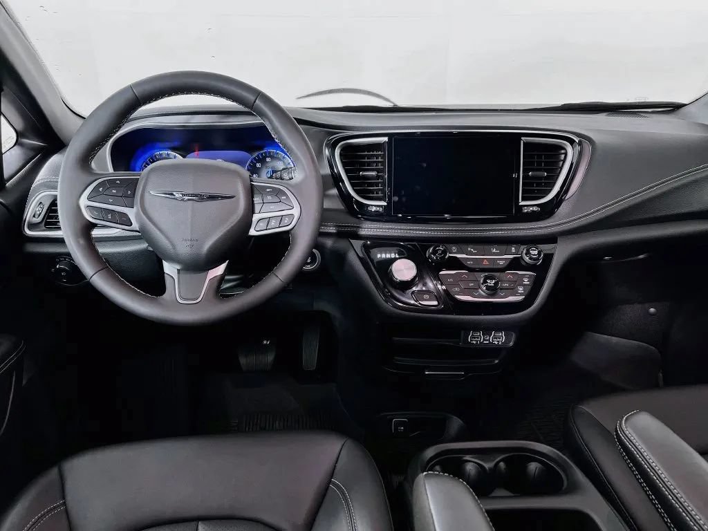 Used 2025 Chrysler Pacifica Select w/ Fav Edition Package FWD image 22