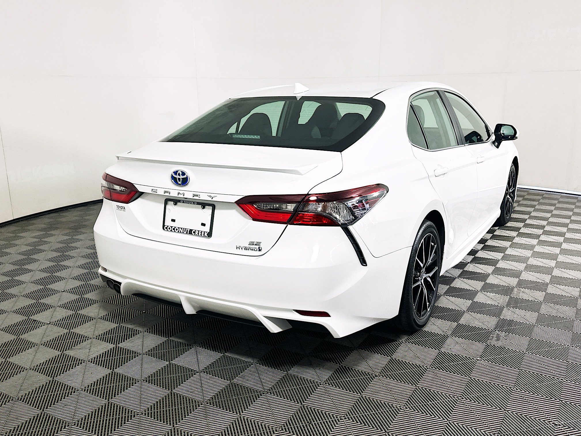 Used 2023 Toyota Camry SE w/ Audio Upgrade Package FWD image 3