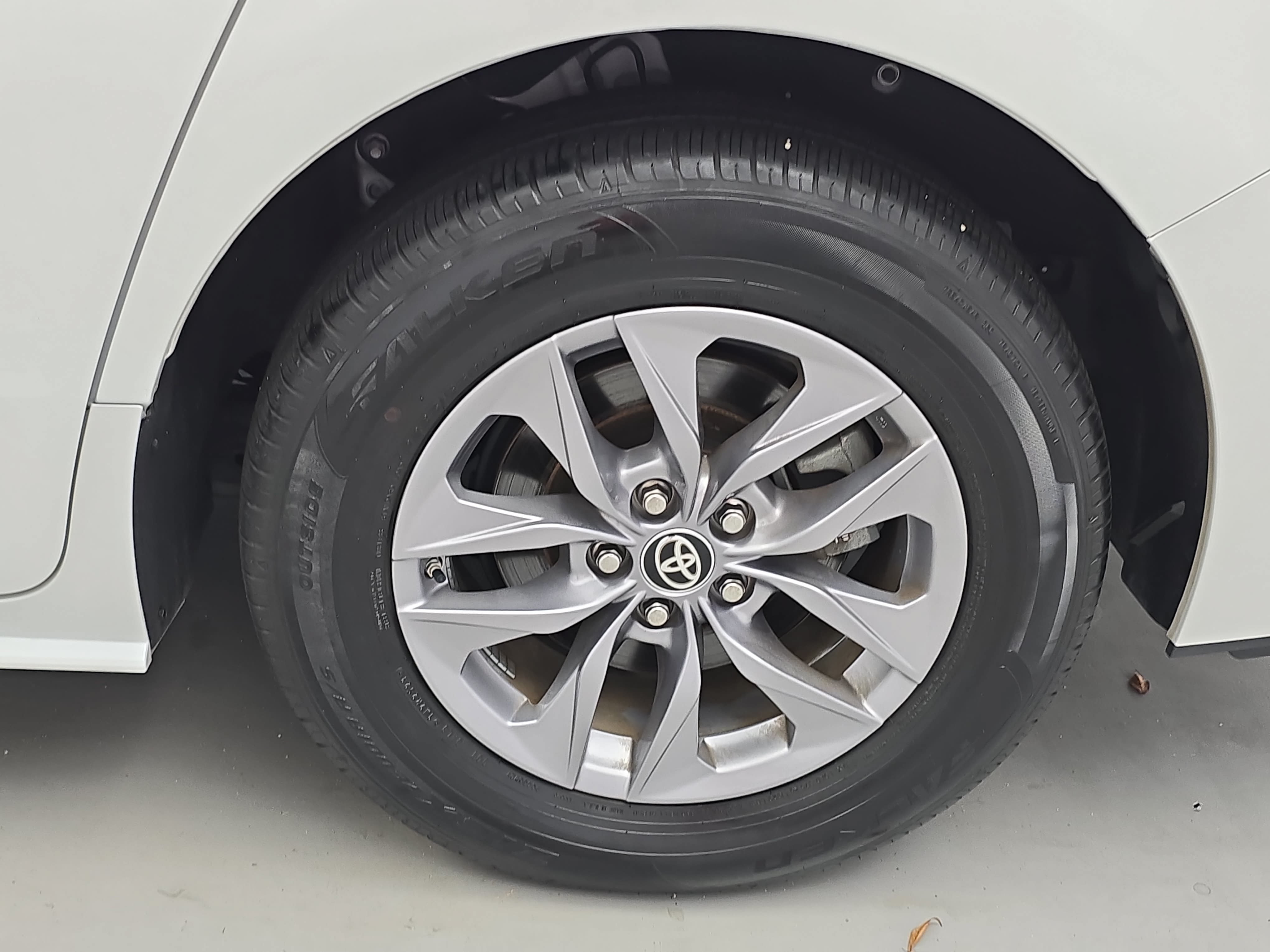 Used 2024 Toyota Sienna XLE FWD image 34
