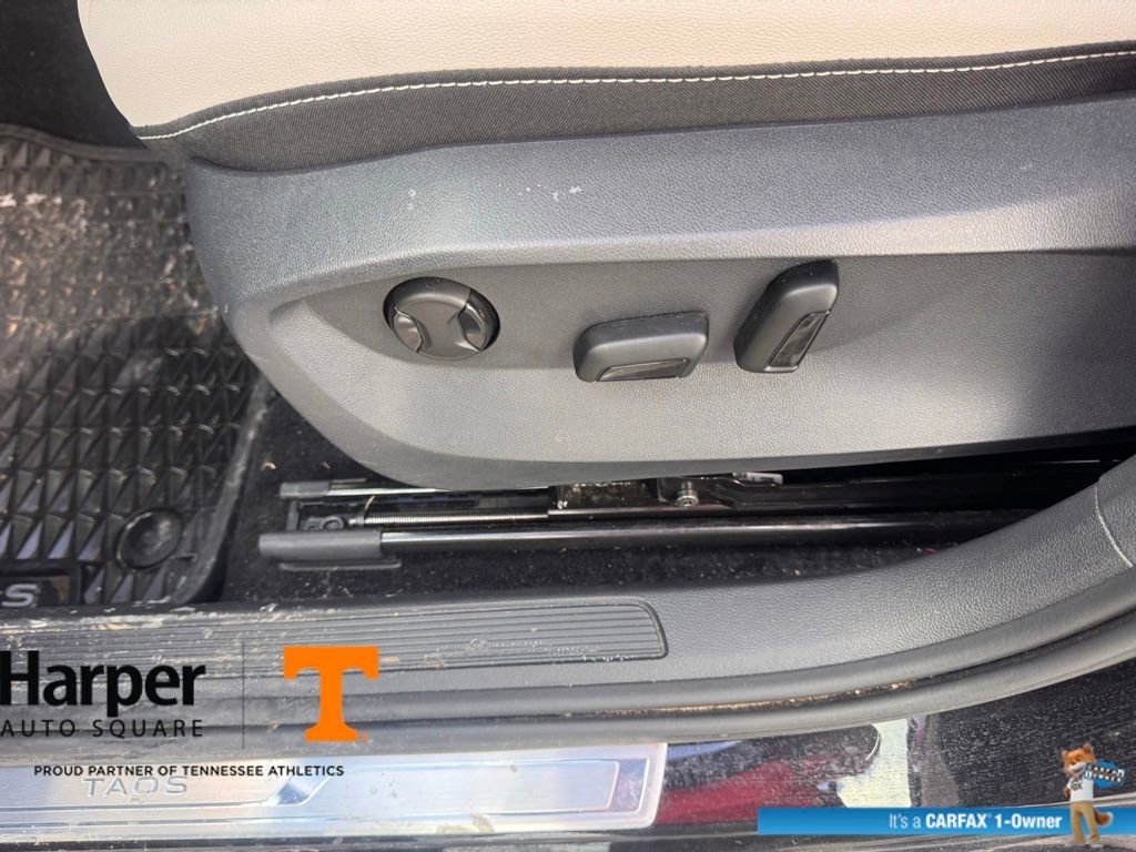Used 2025 Volkswagen Taos SE image 17