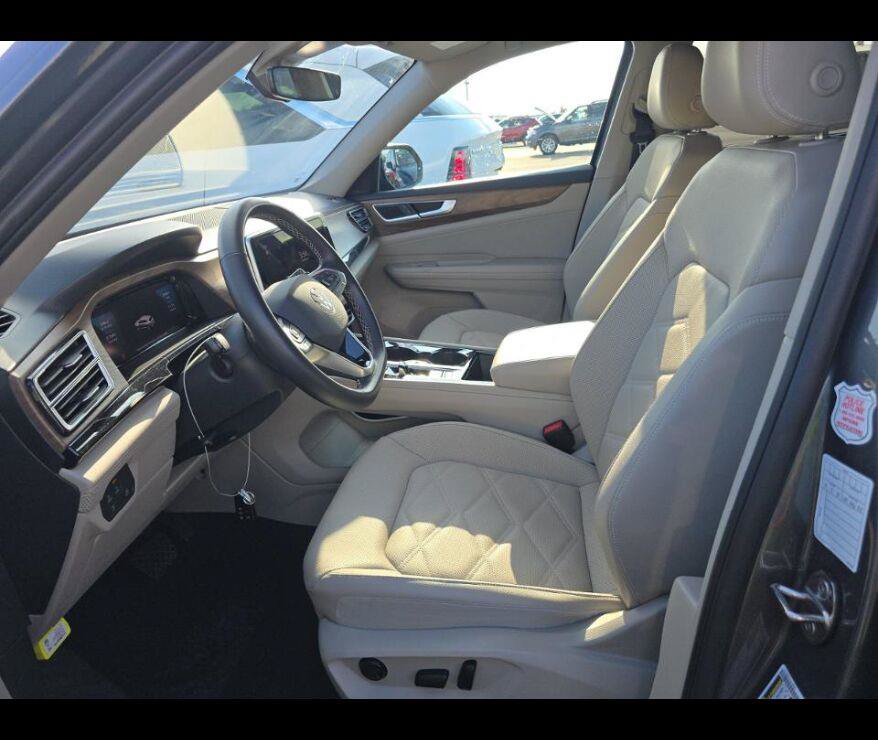Used 2025 Volkswagen Atlas SE AWD/4WD image 3