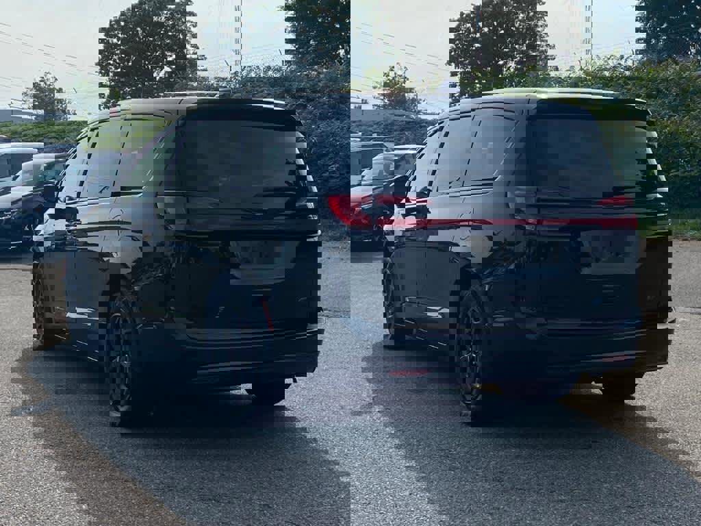 Used 2023 Chrysler Pacifica Limited w/ Uconnect Theater Family Group image 3