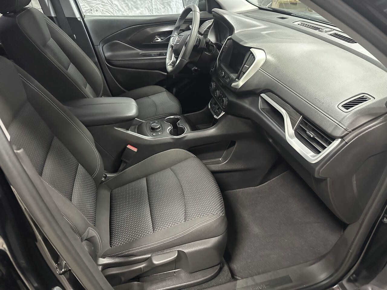 Used 2023 GMC Terrain SLE w/ Driver Convenience Package image 6