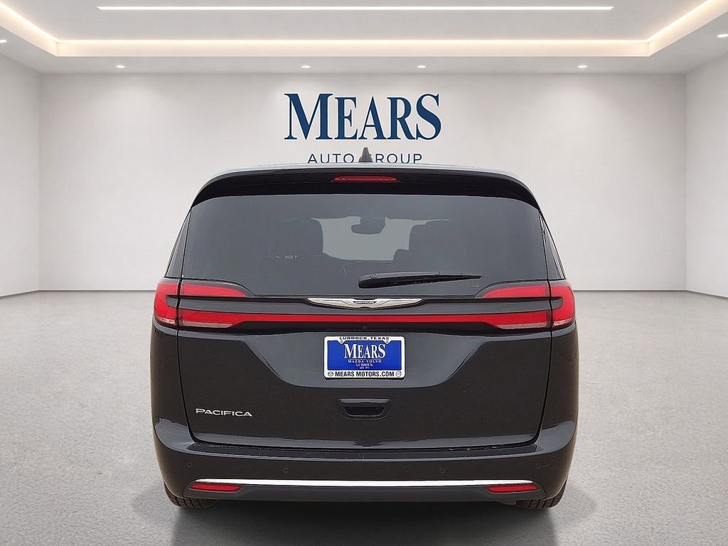 Used 2023 Chrysler Pacifica Touring-L FWD image 4