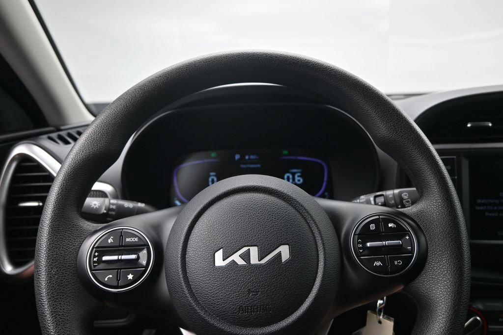 Used 2025 Kia Soul LX w/ LX Technology Package FWD image 12