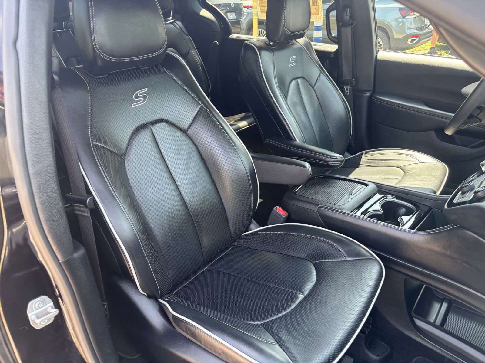 Used 2025 Chrysler Pacifica Limited FWD image 41